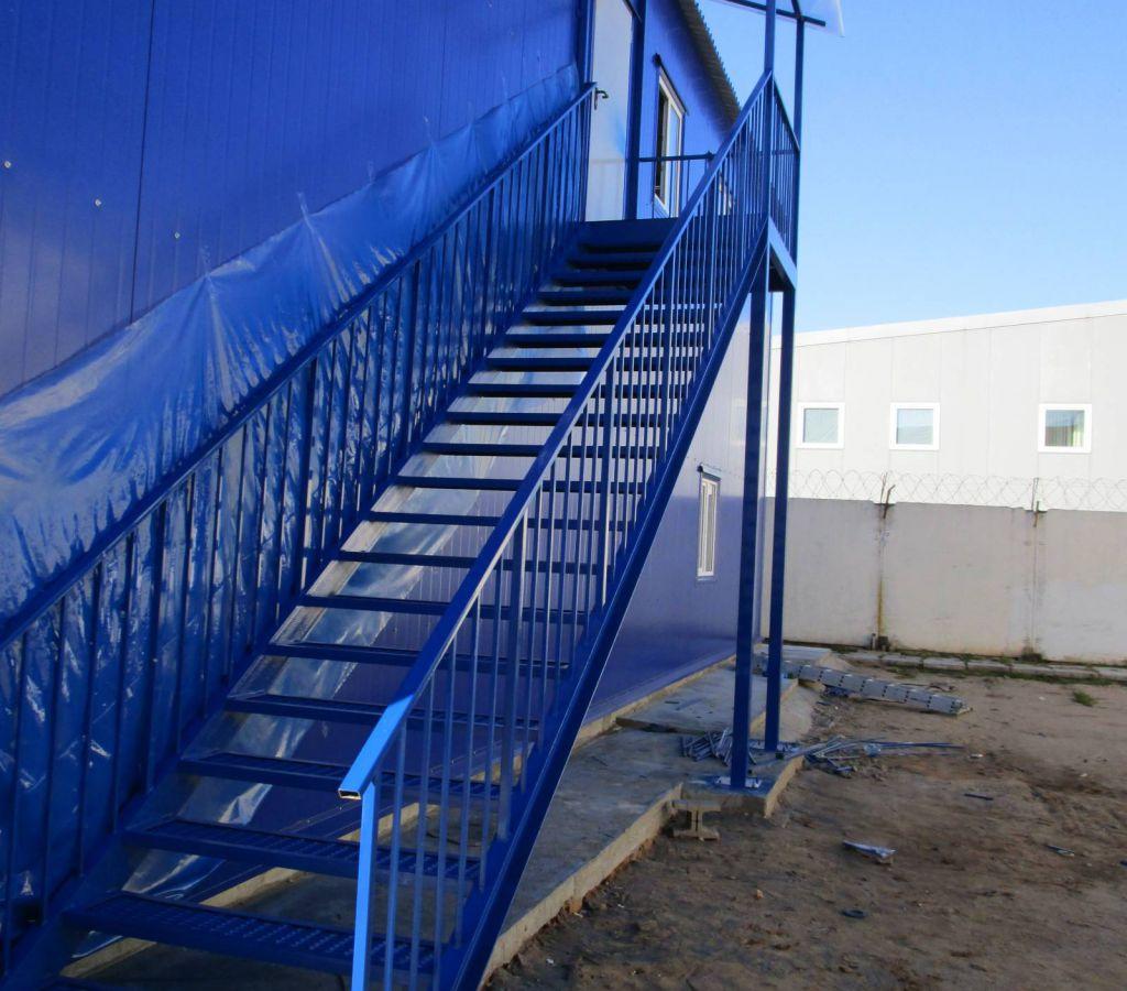 Лестница на второй этаж с площадкой, навесом и перилами