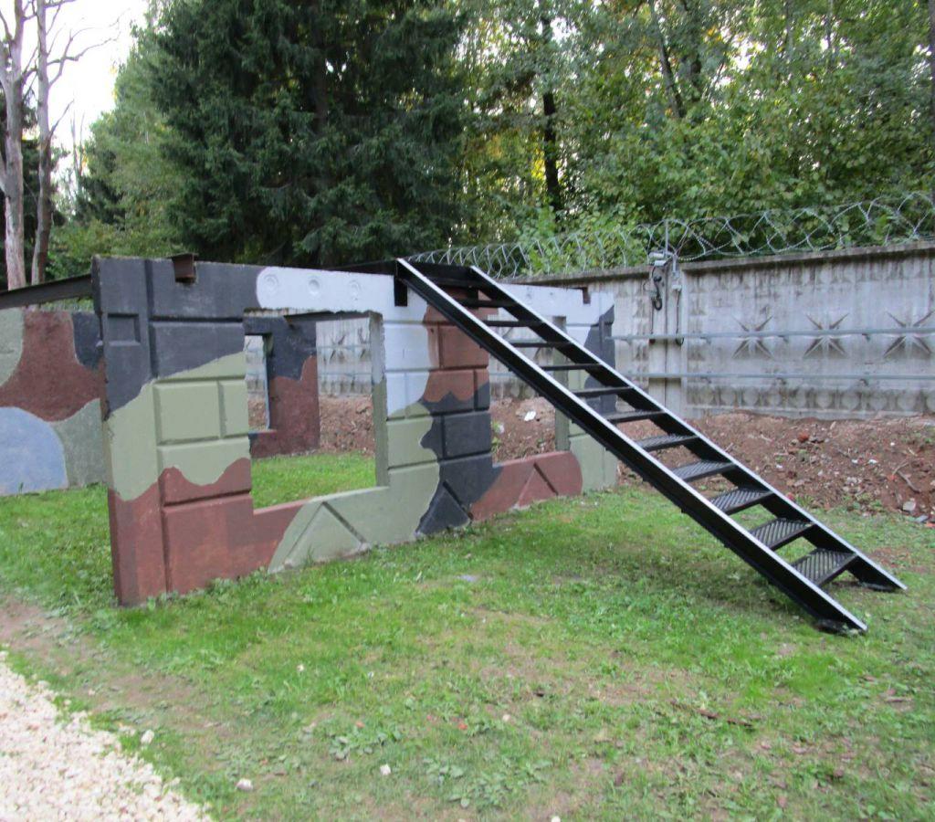 Тренировочная установка с лестницей и площадкой