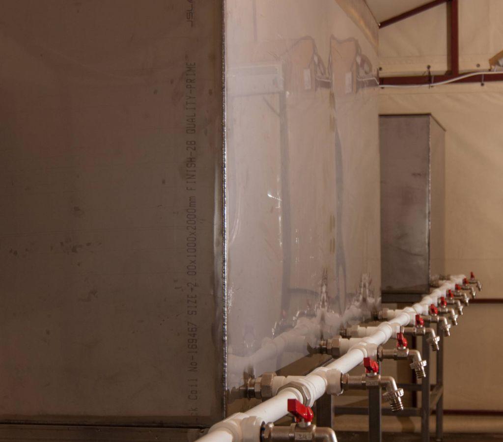 Баки с подведенным трубопроводом