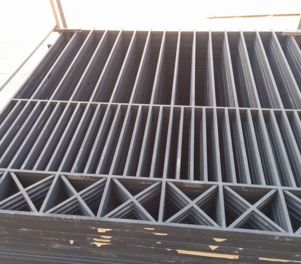 Каркас и заполнение секции - труба 40х20, крест внизу - 20х20