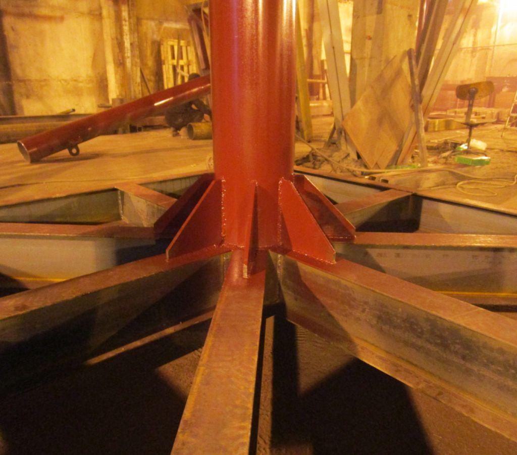 Конструкция очень мощная - тройная перестраховка проектировщиков