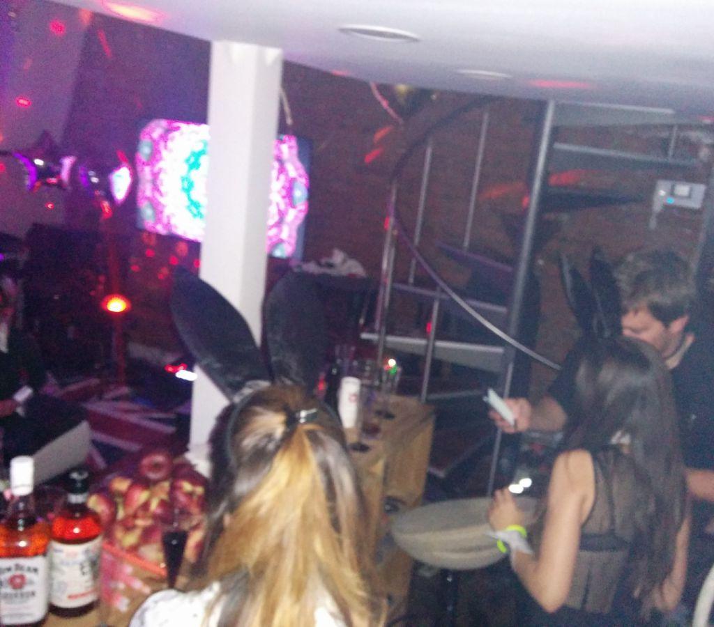 Лестница круто вписалась в тусовочный интерьер :)