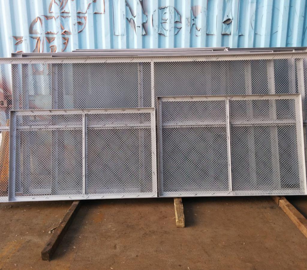 Так как сетка была шириной 1 метр, вдоль секций пустили поперечину для стыка