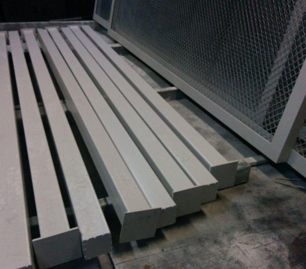 Секции ограждений комплектовались столбами из профильной трубы