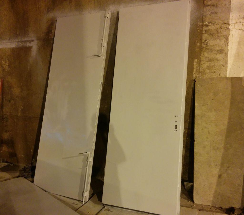 Помимо замков ворота оборудованы внутренними запорами