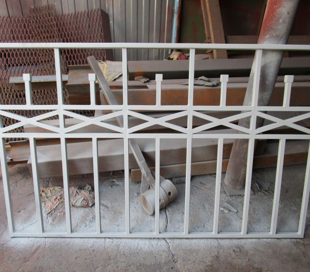 Обычное прямое ограждение лестничной площадки