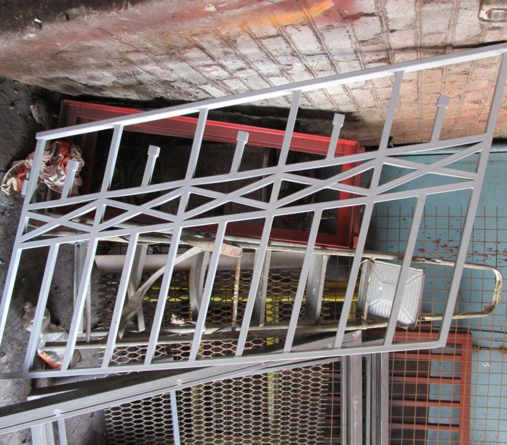 Лестничное ограждение в бежевом цвете