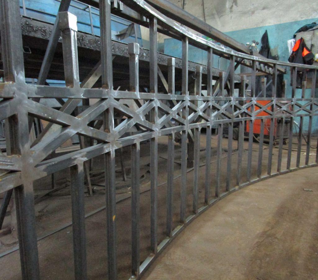 Сваренное балконное ограждение перед покраской