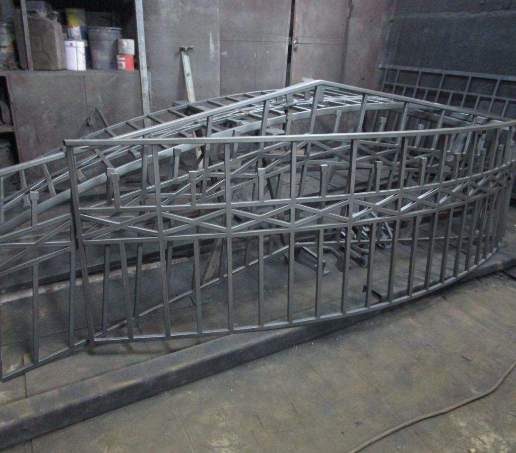 Покрашенные балконные и лестничные ограждения