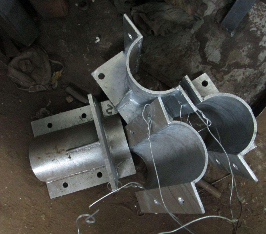 Обратите, как тут приварены контактные щеки