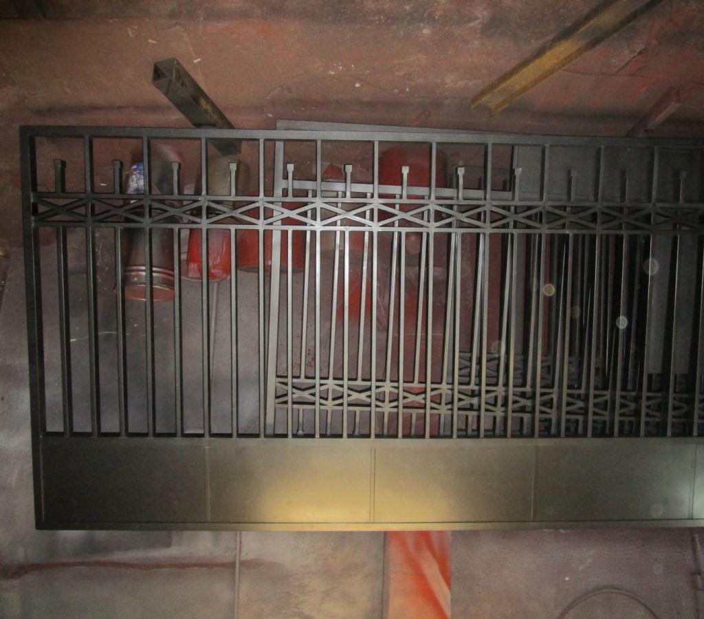 Нижняя часть ворот и заборных секций зашита наглухо листом