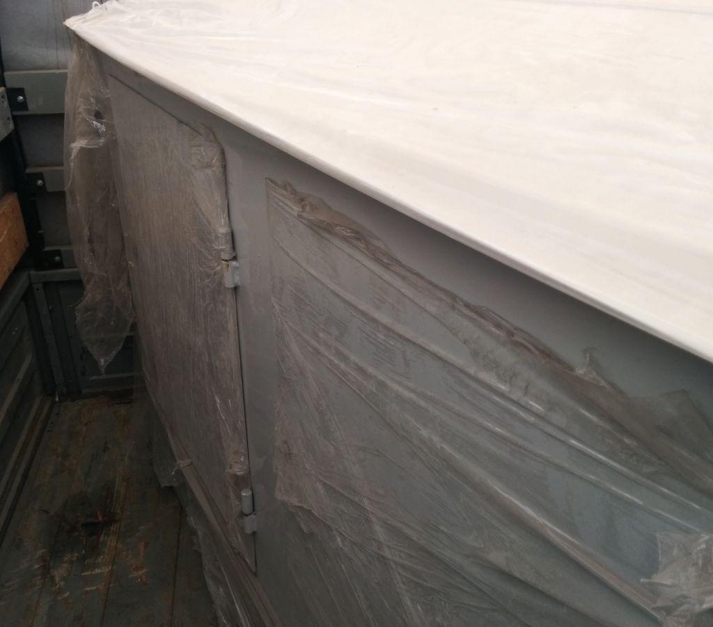 Выступающая кромка листа отогнуты, чтобы избежать порезов