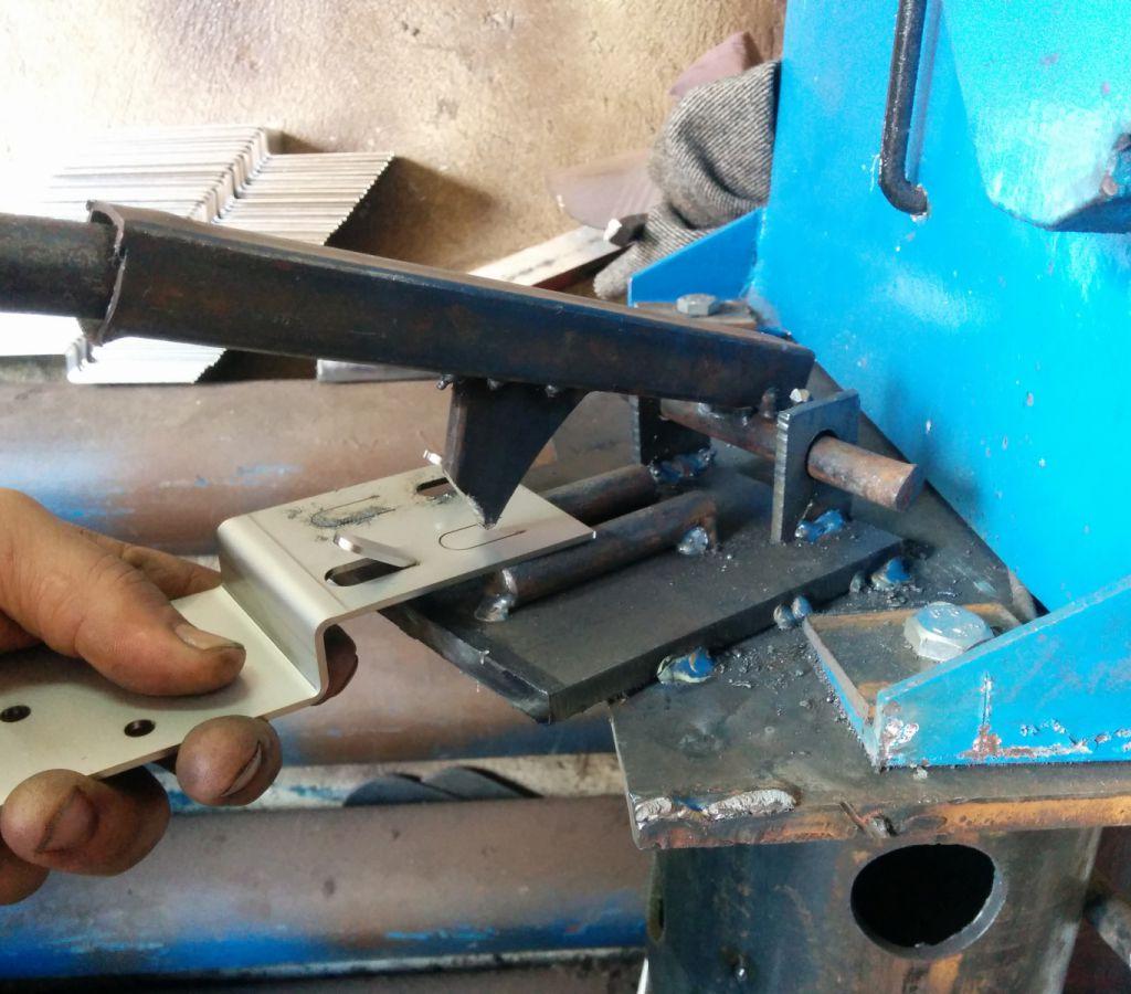 Отгибы делали на такой простенькой оснастке, сваренной на коленке