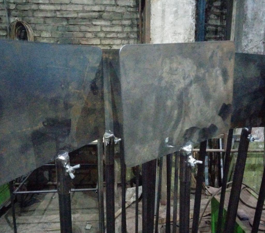 Таблички съемные и крепятся барашками