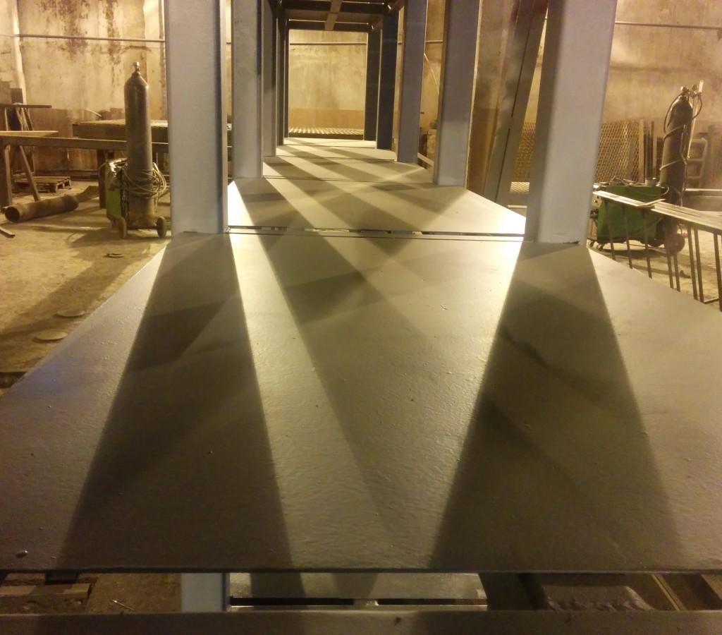 Каркас и полки стеллажа покрыты серым грунтом