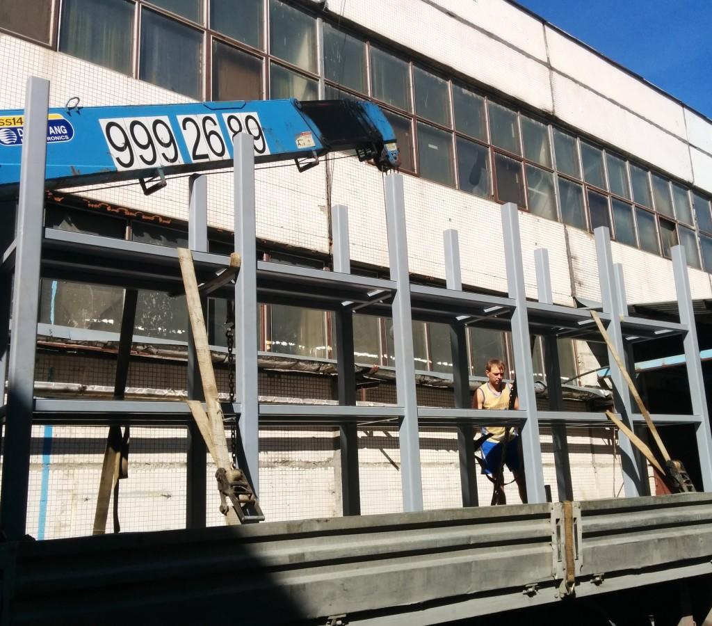 Стеллаж идеально влезает в 6-тиметровую машину