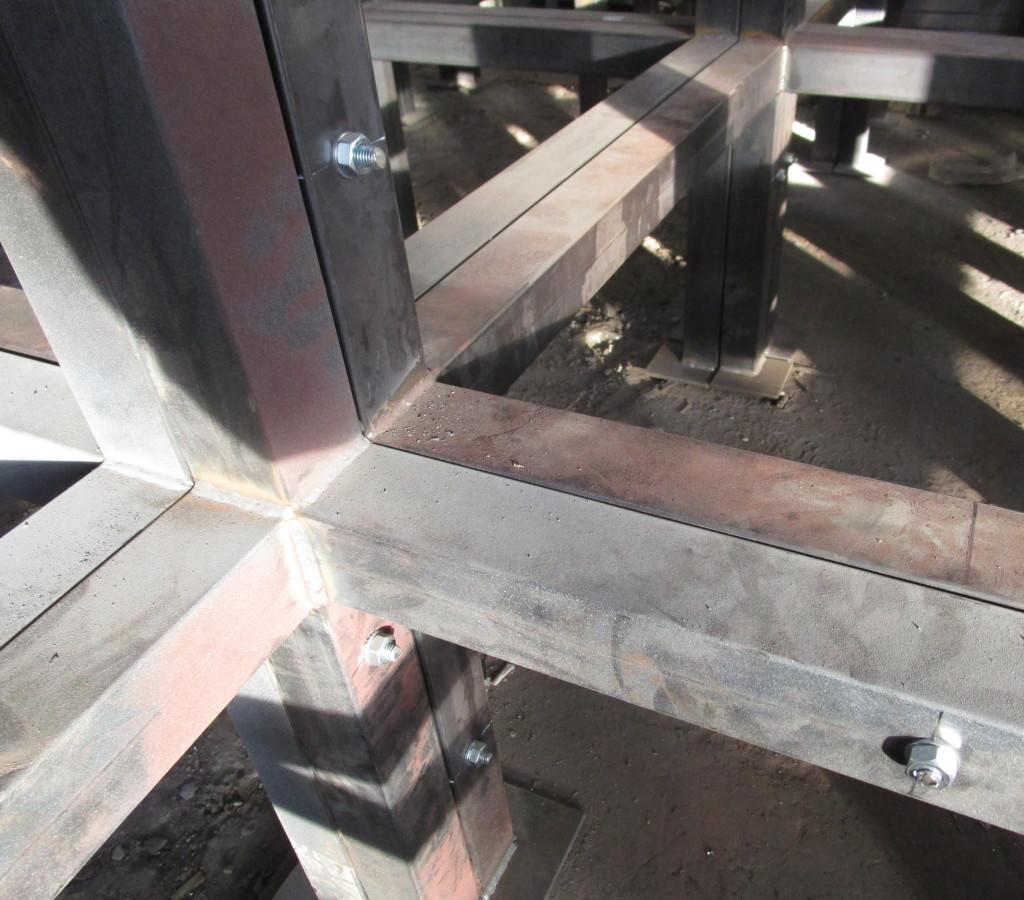 Секции стягиваются болтами