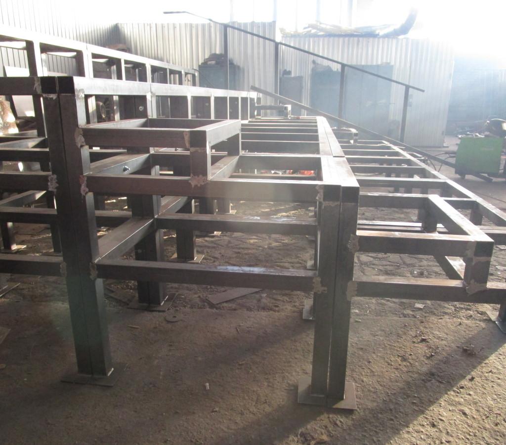 Подиум трибуны имеет несколько ярусов посадки