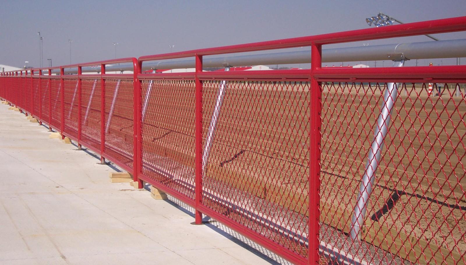 Забор из тяжелых секций с сеткой-рабицой