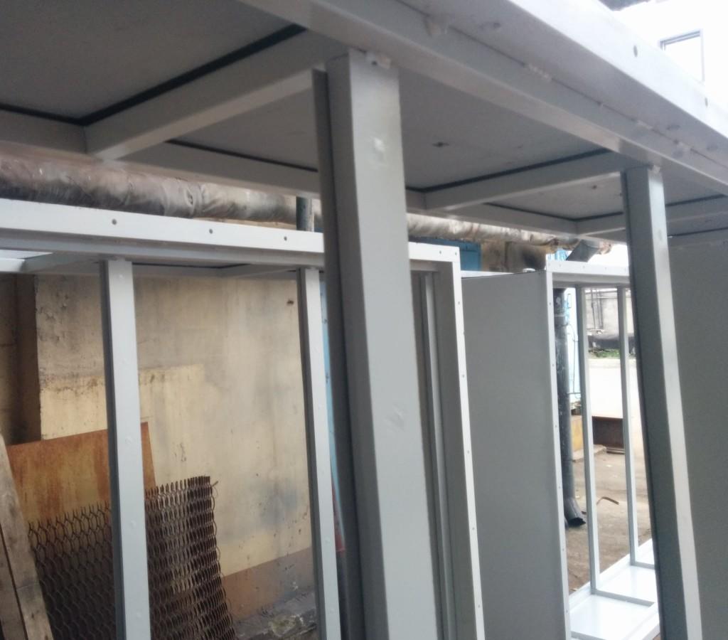 В полке уголка насверлены монтажные отверстия