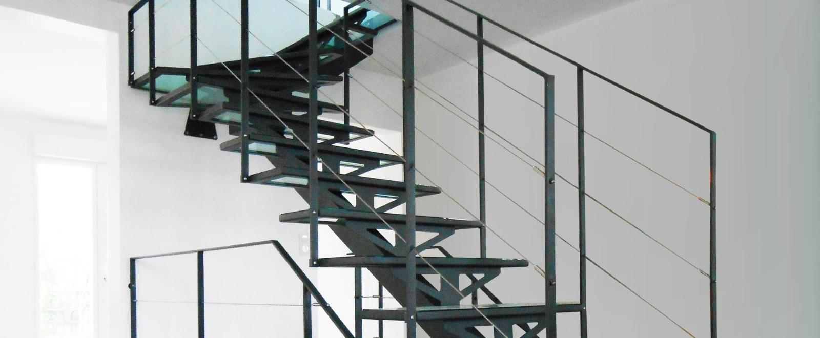 Лестница на монокосоуре с ограждениями и отделкой стеклом