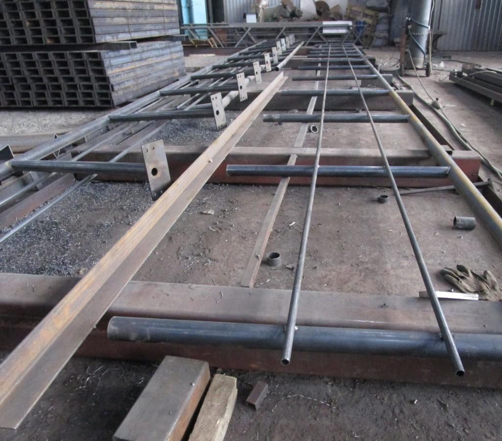 Были также изготовлены и прямые ограждения площадки