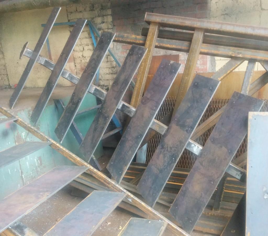 В ступенях подготовлены отверстия под крепление деревянной доски