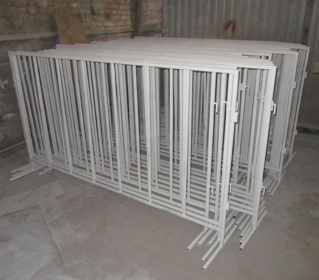 Здесь примерно половина партии ограждений