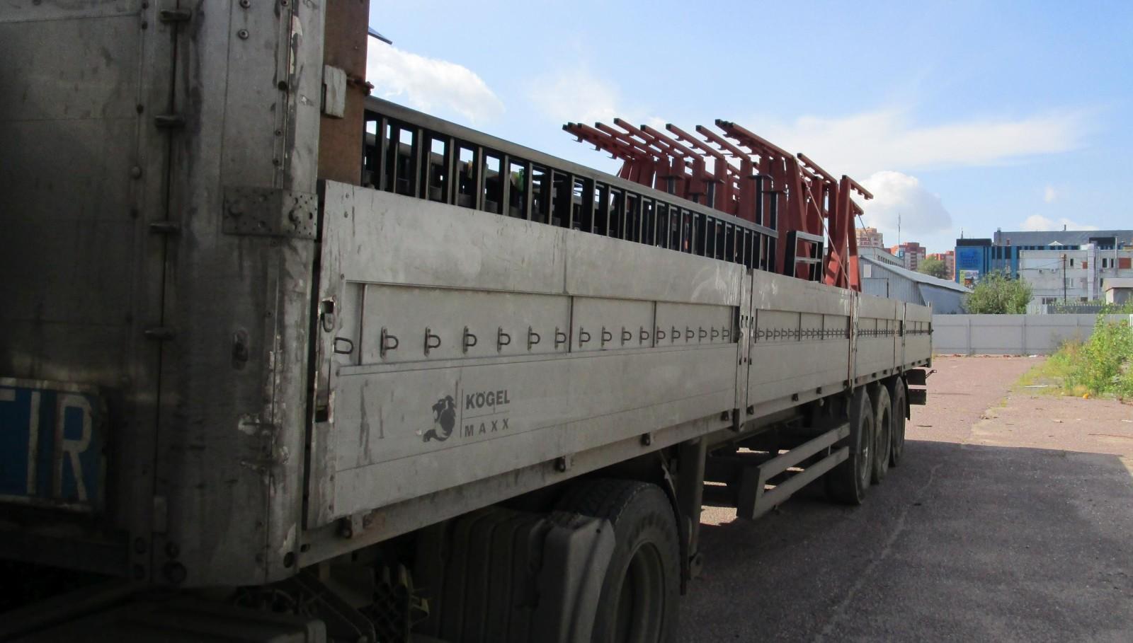 Металлические ограждения и кронштейны в кузове длинномера