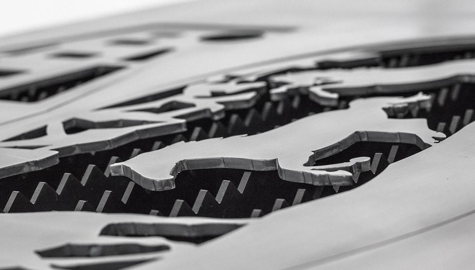 Резка логотипа для автосервиса Ford Mustang