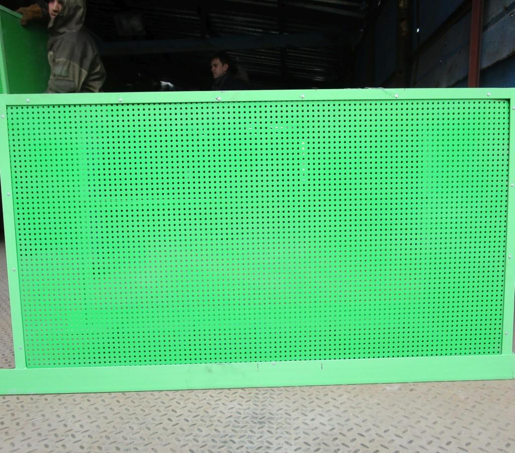 Фронтальная часть зашита перфорированным листом