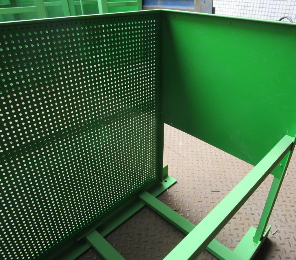 А на другом торце - вырез для подвода питания и трубок