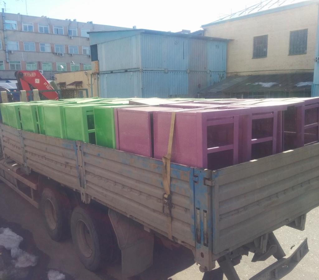 Бывало грузили и корзины разного цвета в одной машине