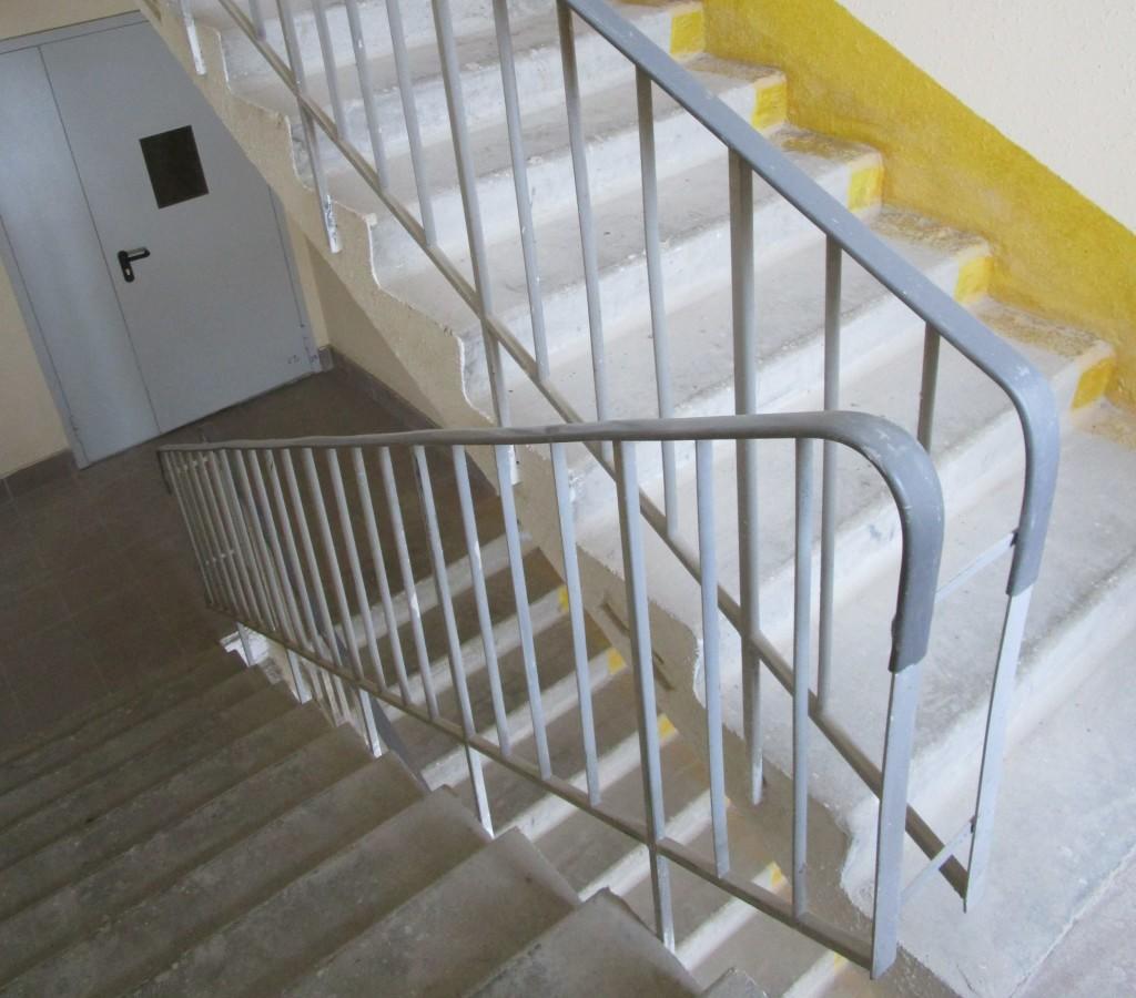 Пластиковый поручень монтировали через пару месяцев после монтажа металла