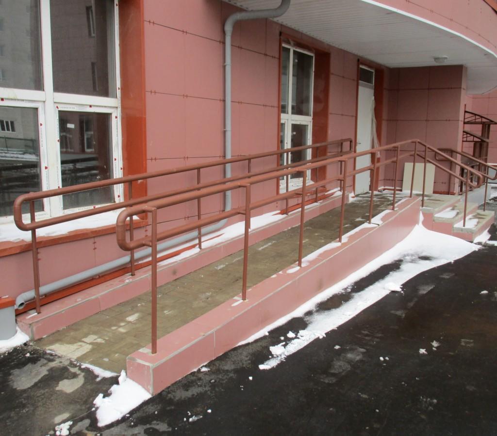 Ограждения пандуса для инвалидов и входной лестницы