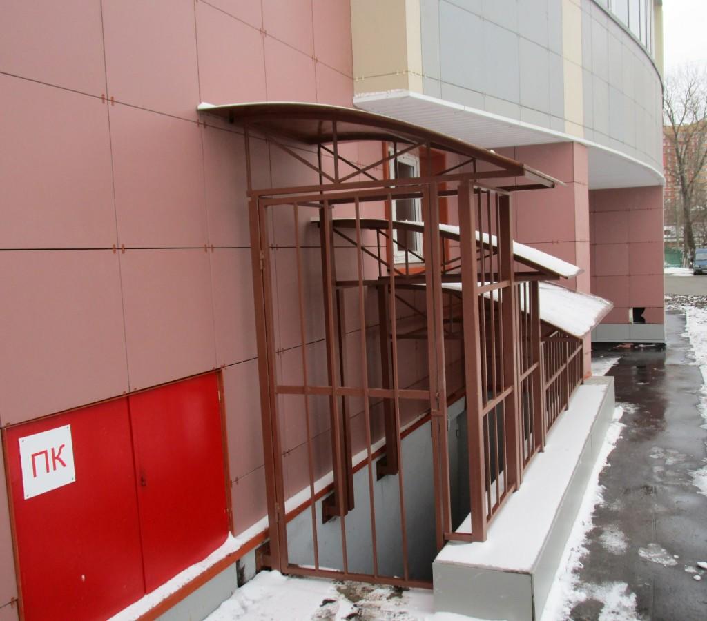 Вход - обычная дверь-решетка из профильной трубы