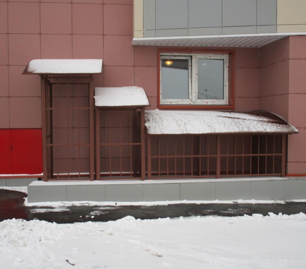 Имеет трехярусный навес из поликарбоната