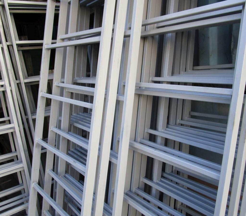 Лестницы покрыты серым грунтом ГФ-021