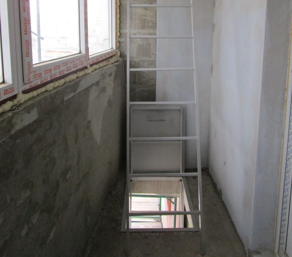 Лестница и люк располагаются справа от выхода на балкон