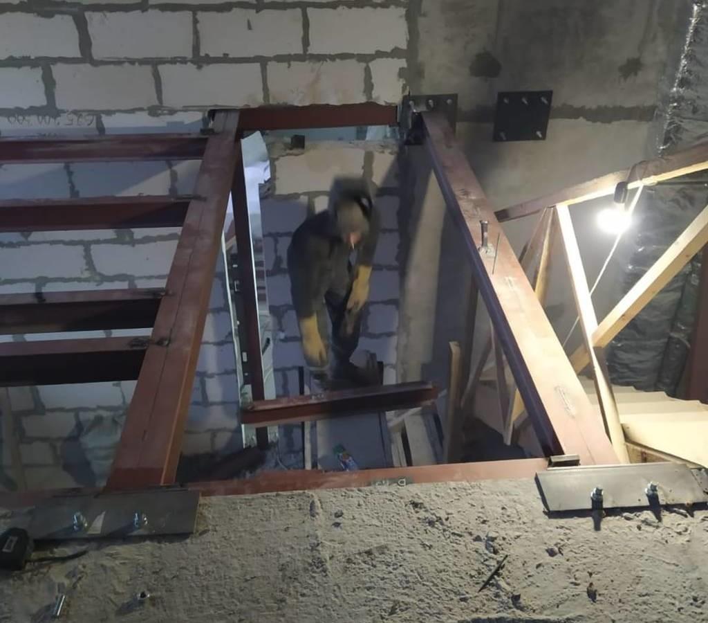 Балки монтировались анкерами к плитам перекрытия и несущим стенам