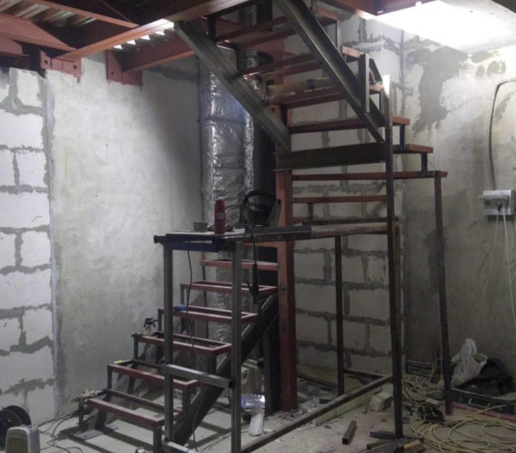 Забежная металлическая лестница около входной двери