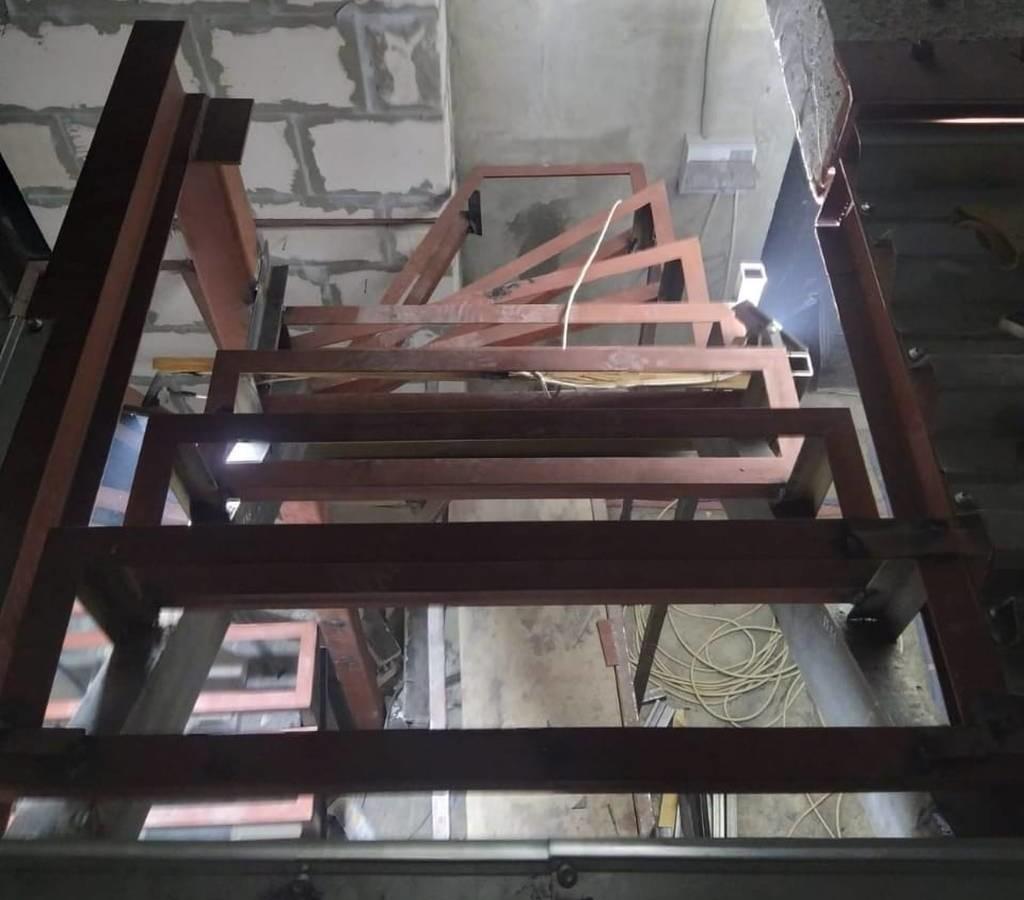 Опирается лестница на само перекрытие и квадратную трубу по центру