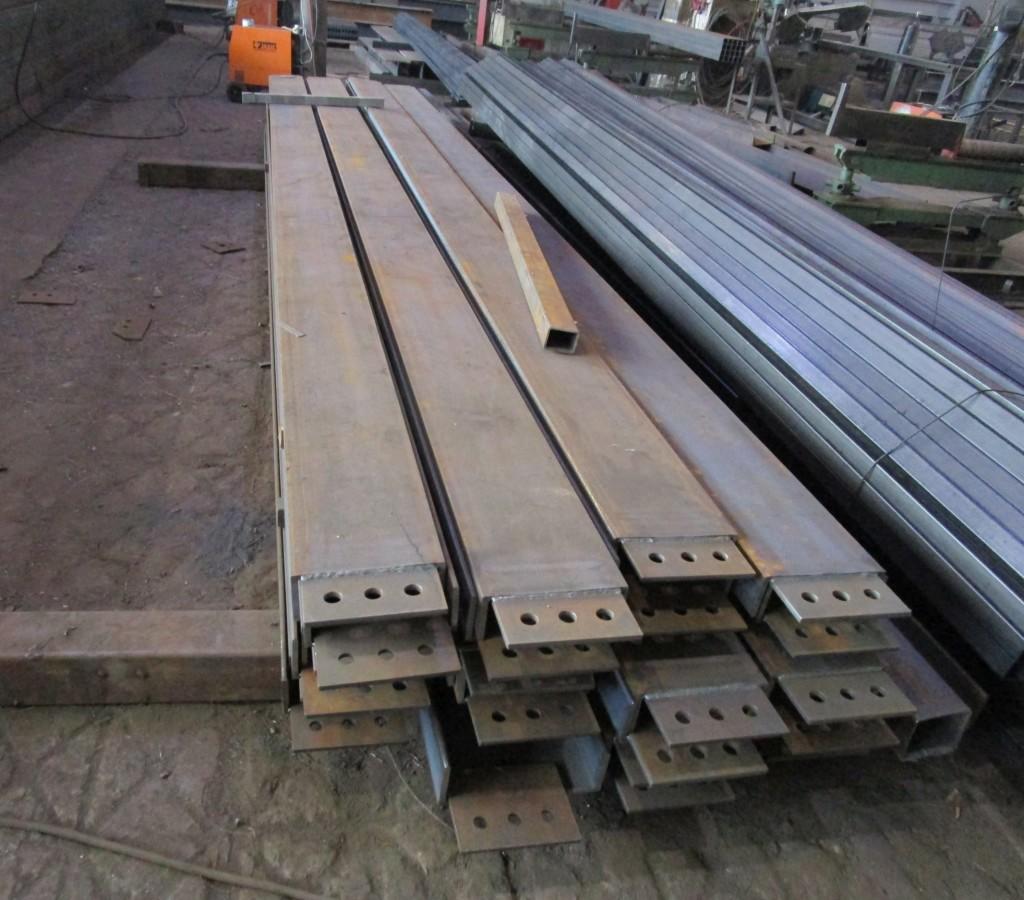 Еще не покрашенные балки из швеллера 25П