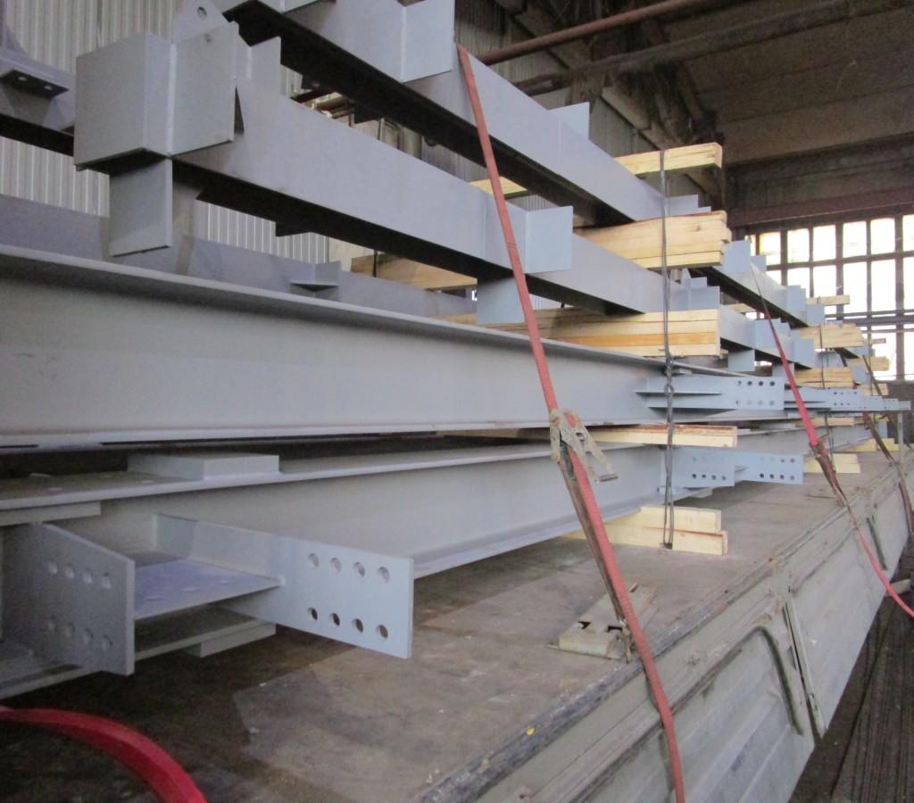 Здесь хорошо видно большое количество приваренной к колоннам фасонины