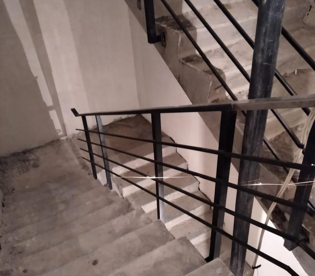 Перила в подъезде жилого дома