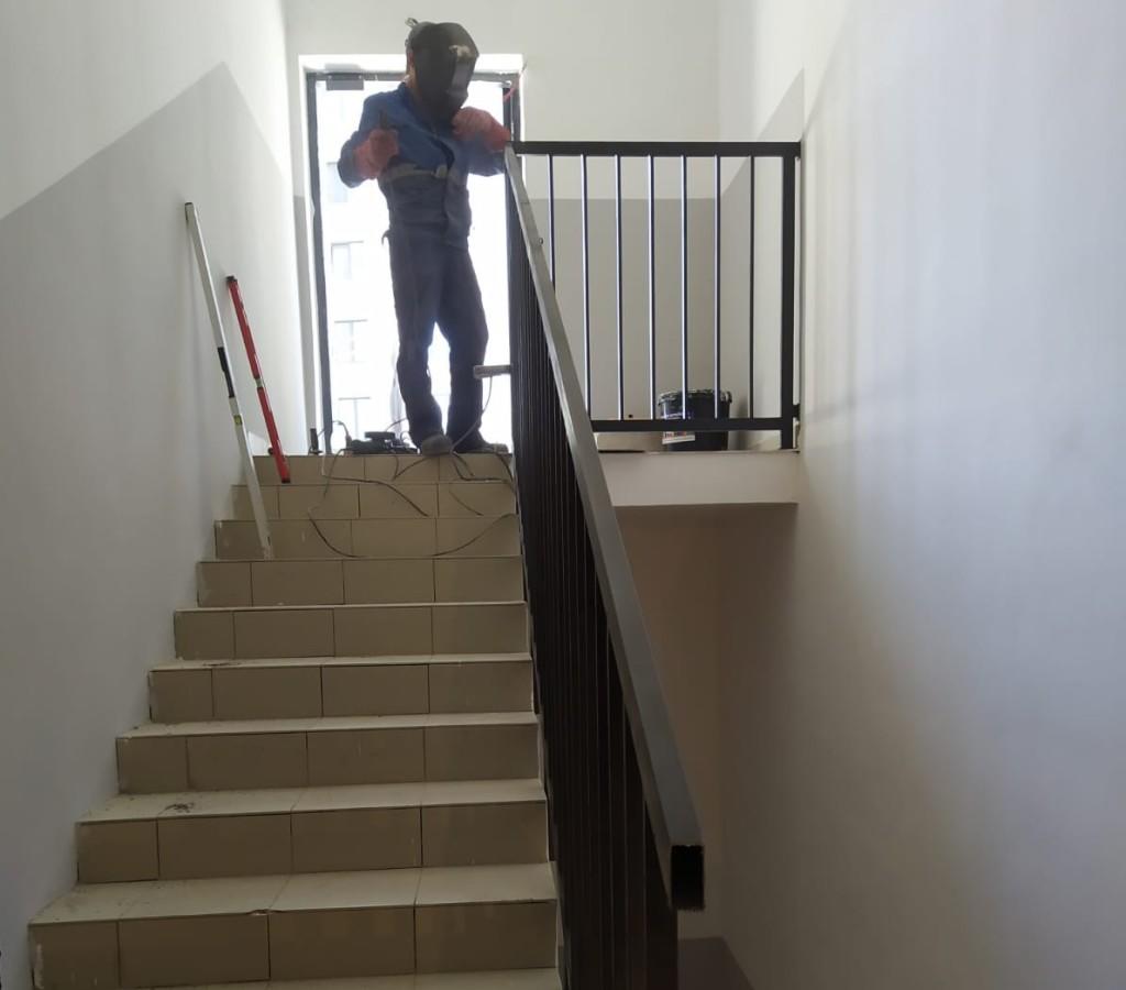 Установка перил в выходе на подземный паркинг