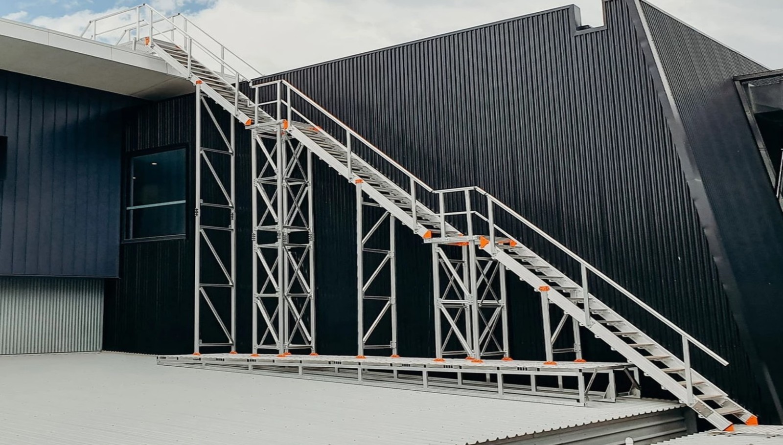 Наружная маршевая лестница на крышу