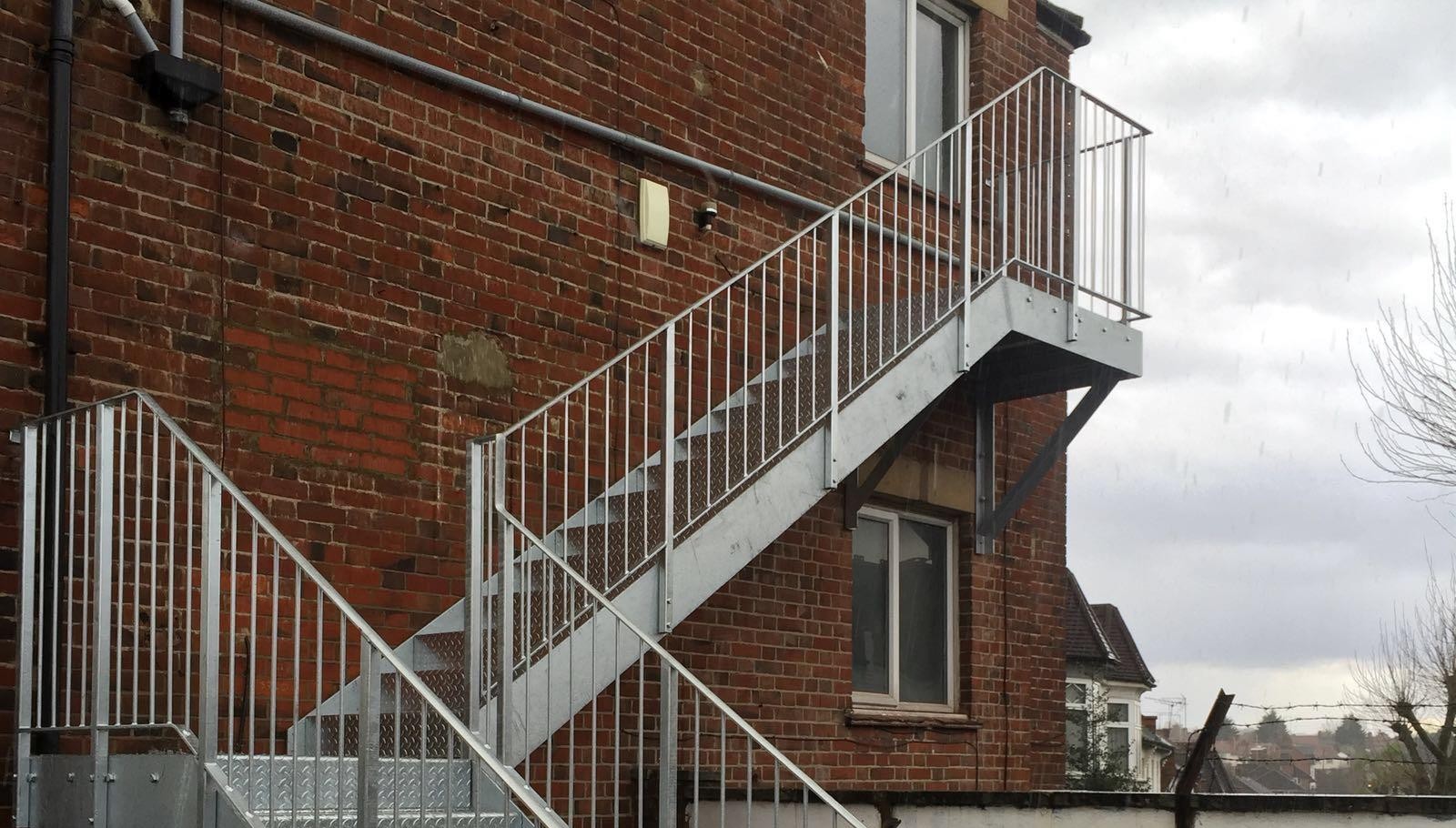 Лестница с поворотом с ограждением в цинке