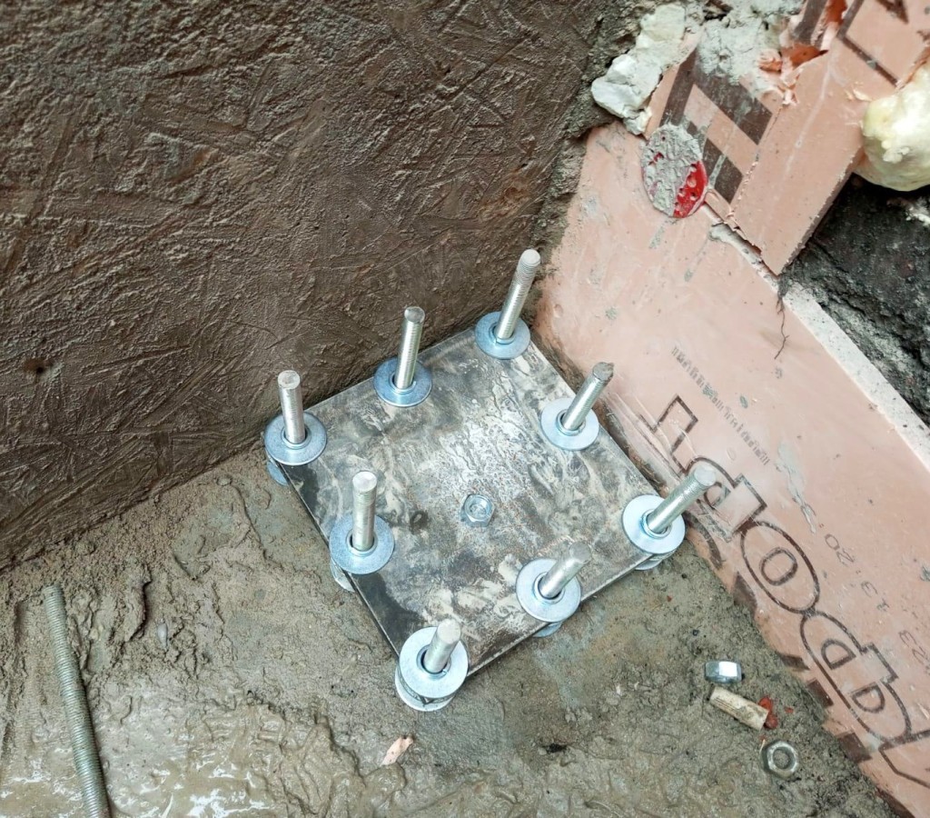 Сама монтажная пятка в бетонной площадке