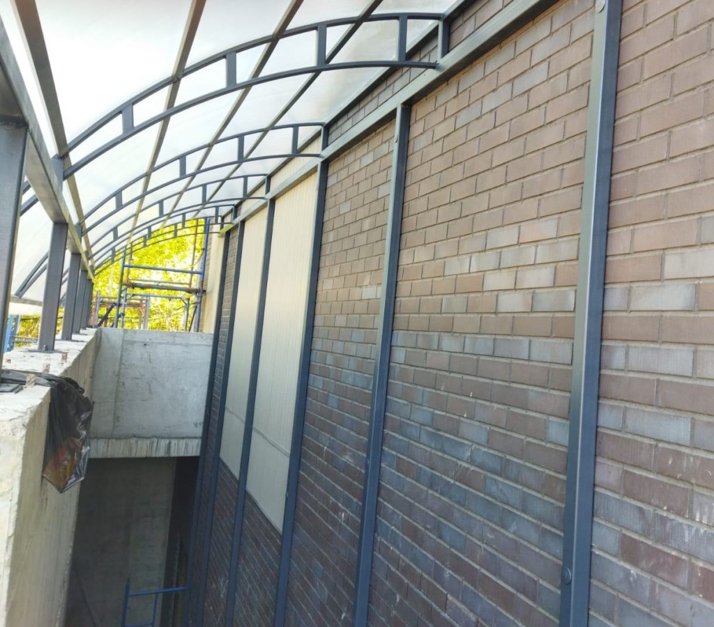 Козырек опирается на длинные стойки, установленные на ступени